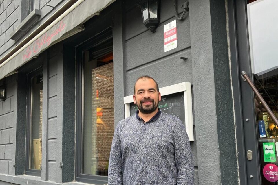 Philip Joâo devant la façade du Bistrot de La Collégiale