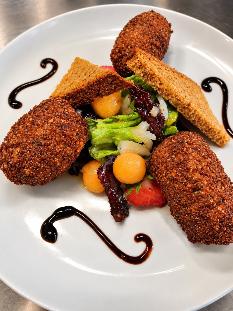 Trilogie de beignets portugais, salade et melon