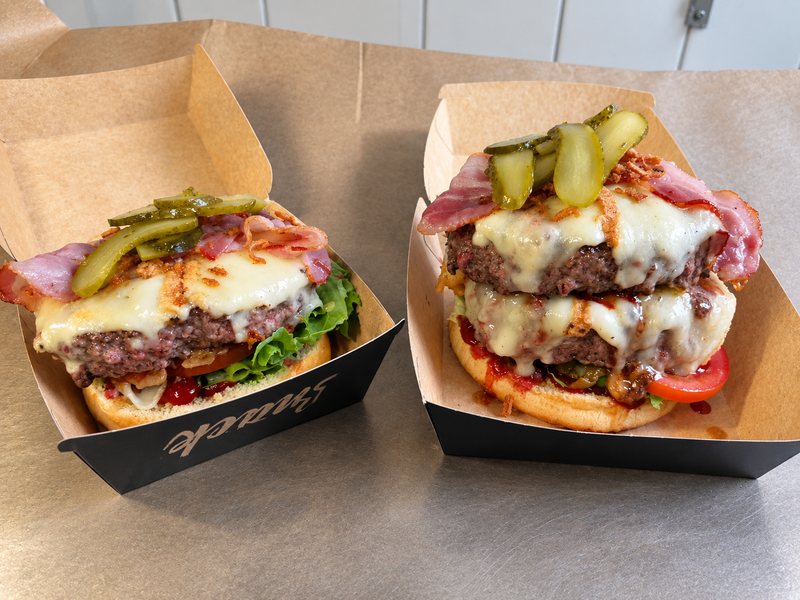Deux burgers maison servis en boîte