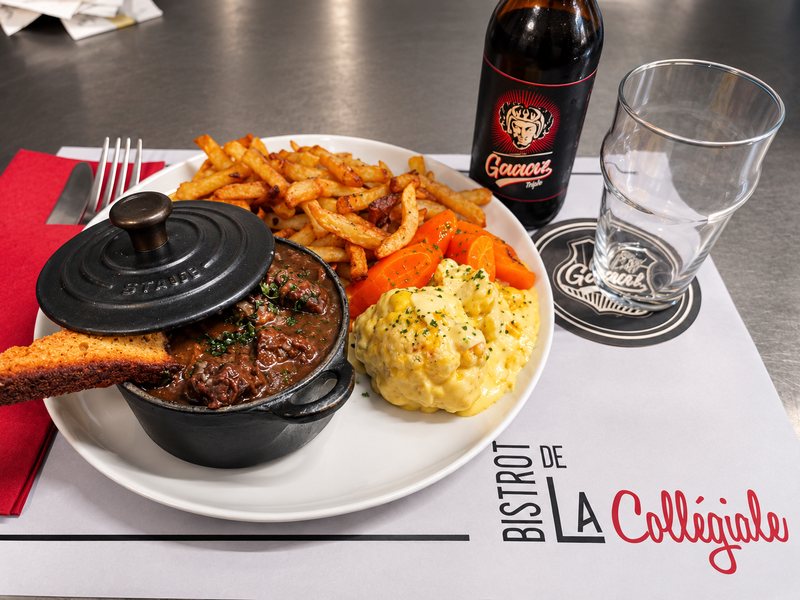 Carbonade flamande servie en cocotte, frites et légumes du jour