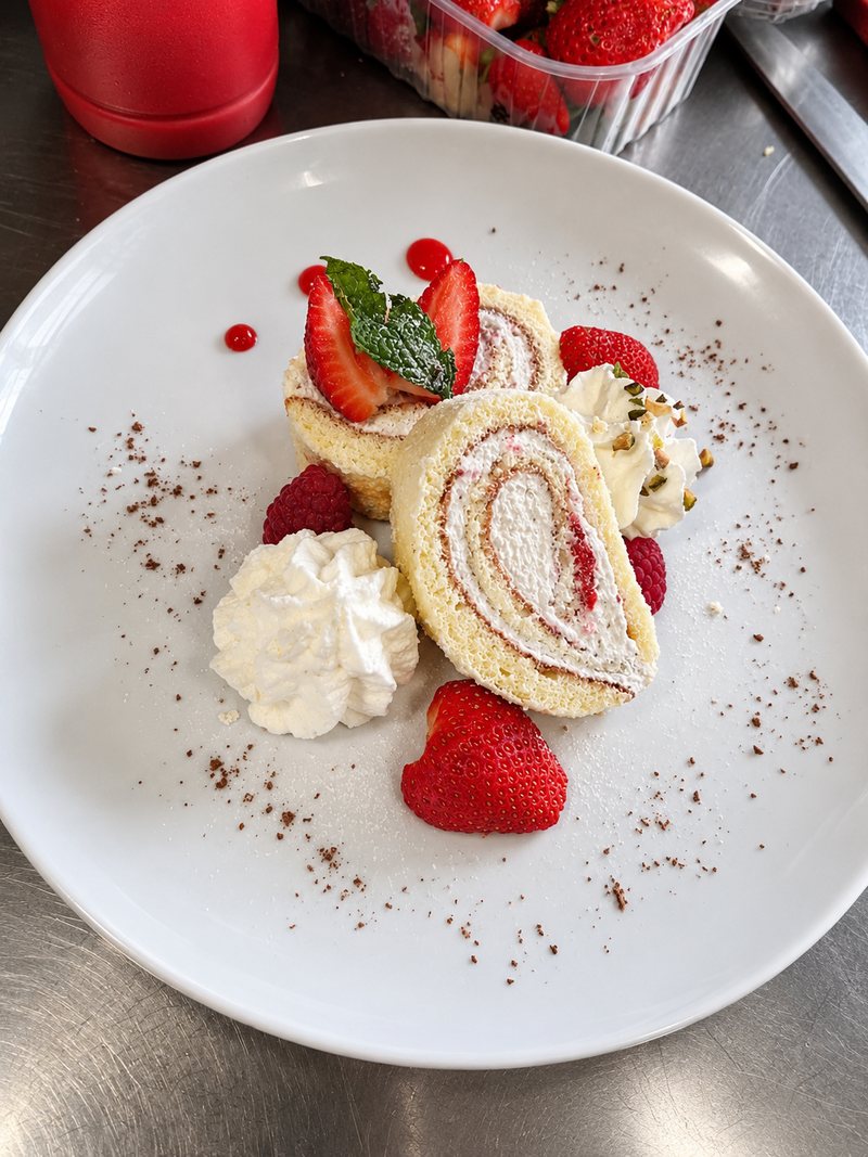 Dessert maison : roulé, fraises et chantilly
