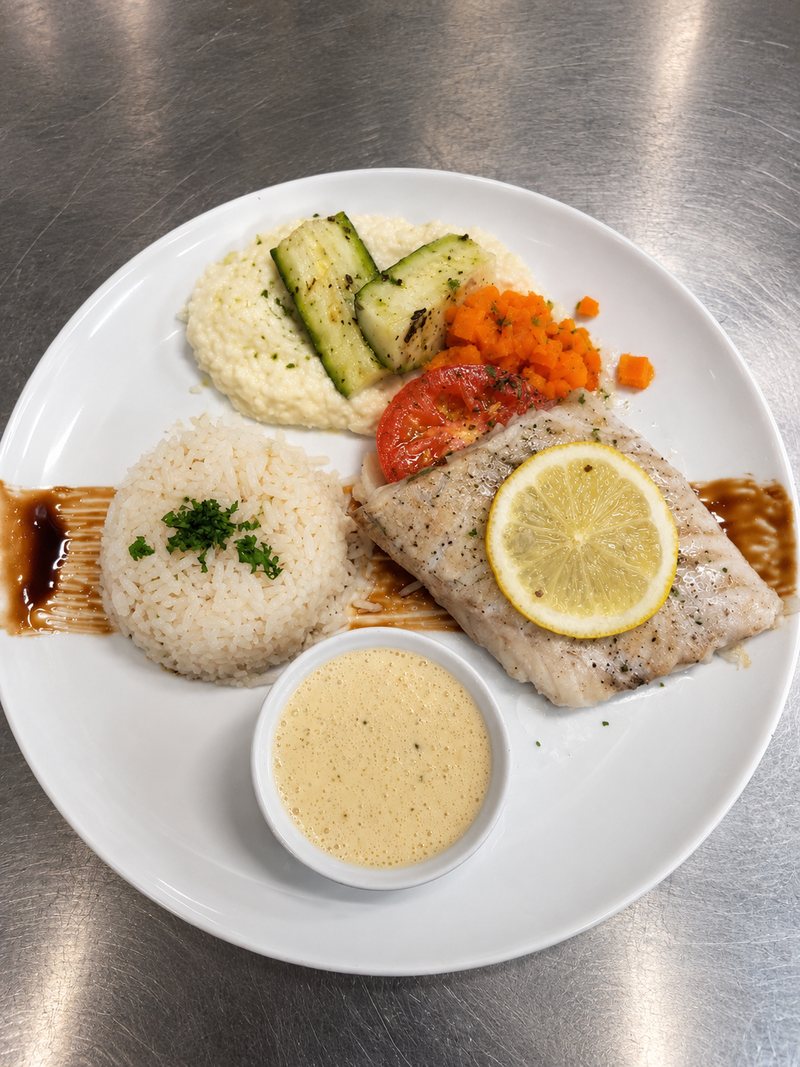 Filet de poisson blanc, riz, courgettes grillées et sauce citronnée