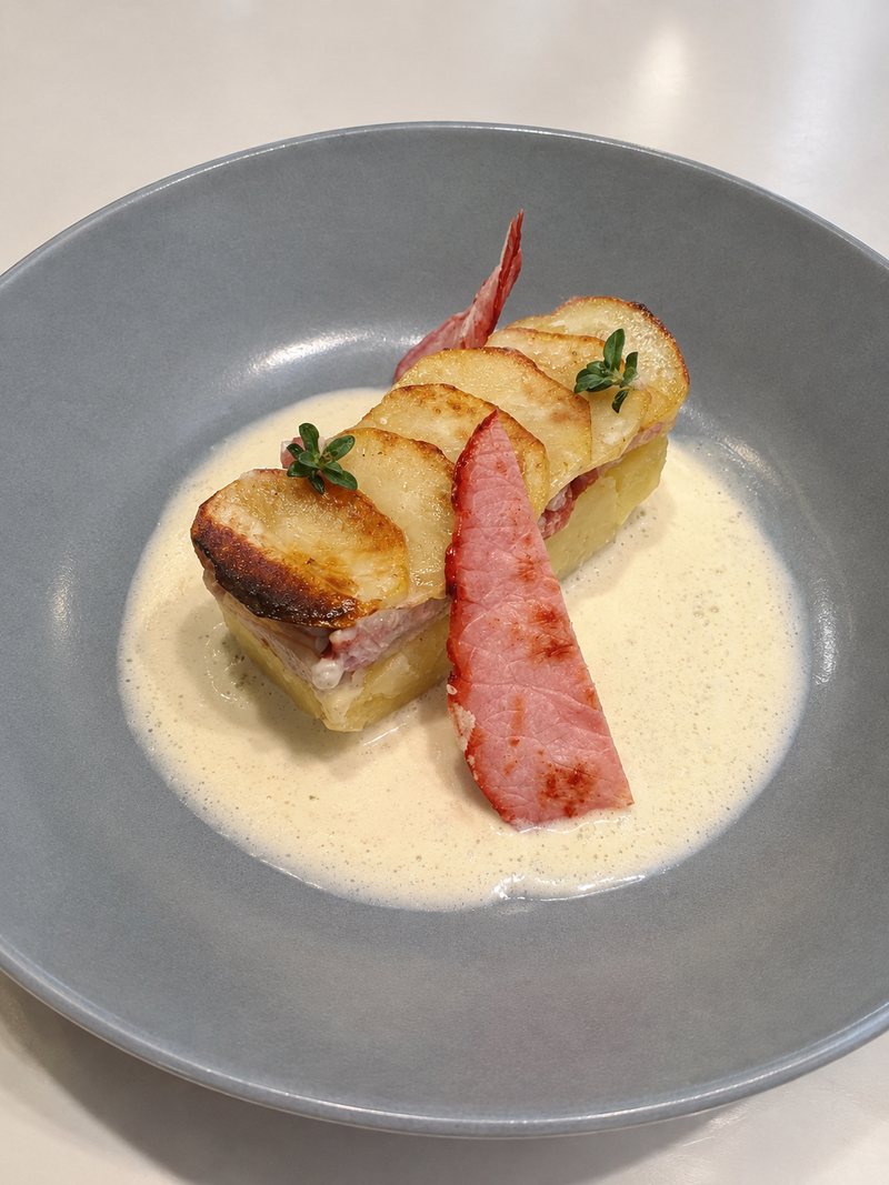 Pommes de terre fondantes, tranche de jambon et sauce crémée
