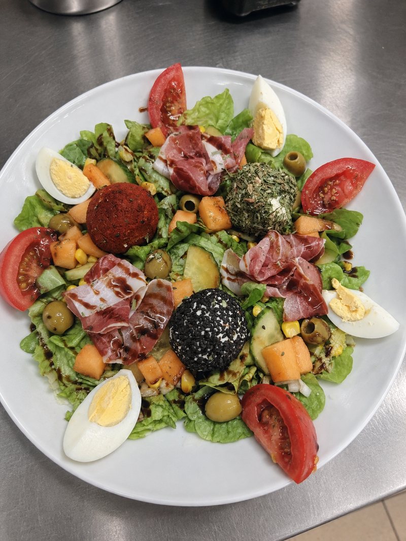 Salade composée : charcuterie, melon, olives et œufs