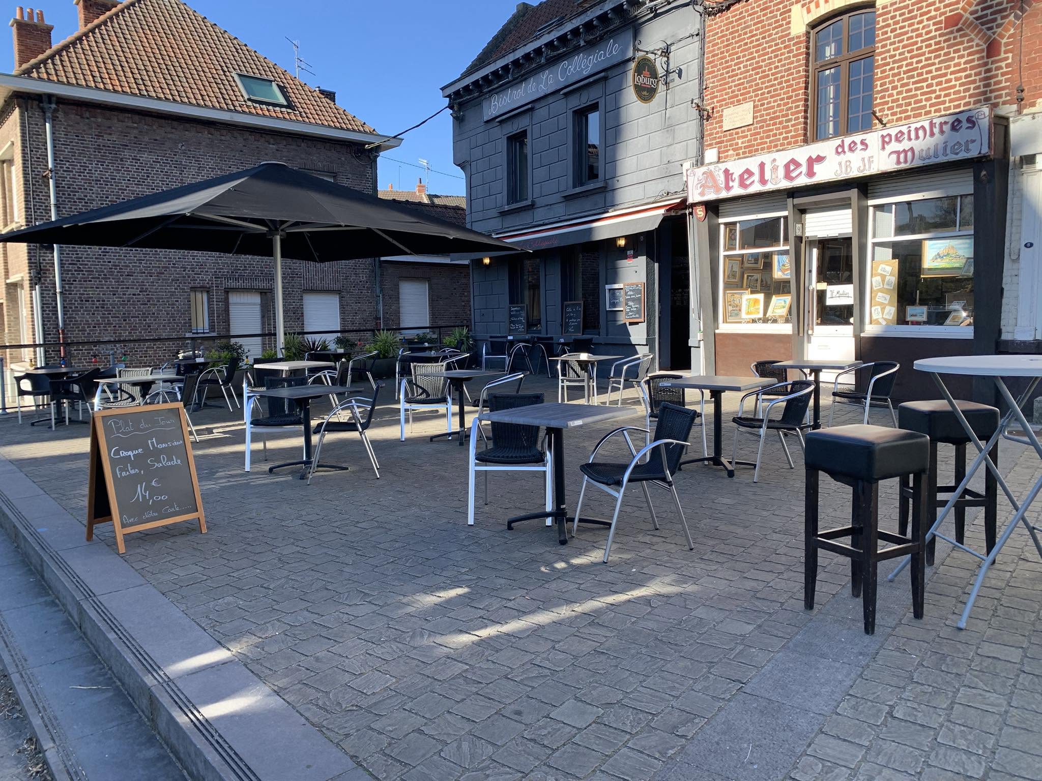 La terrasse du Bistrot de La Collégiale un matin de soleil, tables dressées et ardoise du jour