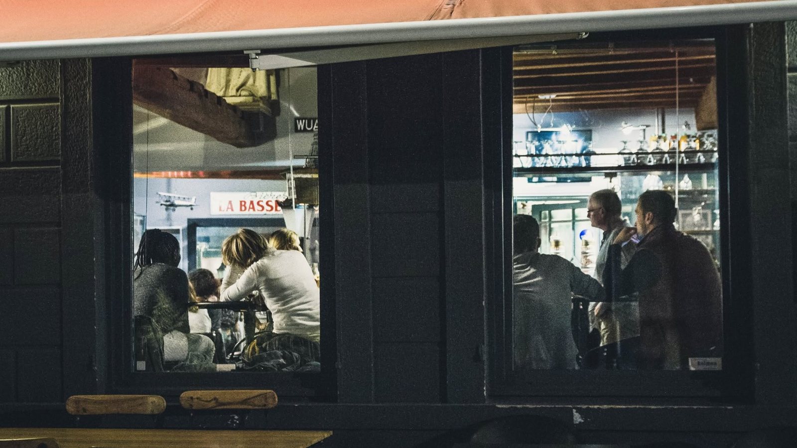 La vitrine du Bistrot de La Collégiale vue depuis le trottoir, clients attablés à l’intérieur